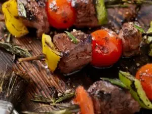 brochettes-boeuf-viande-rouge-blond-aquitaine-barbecue-grillade